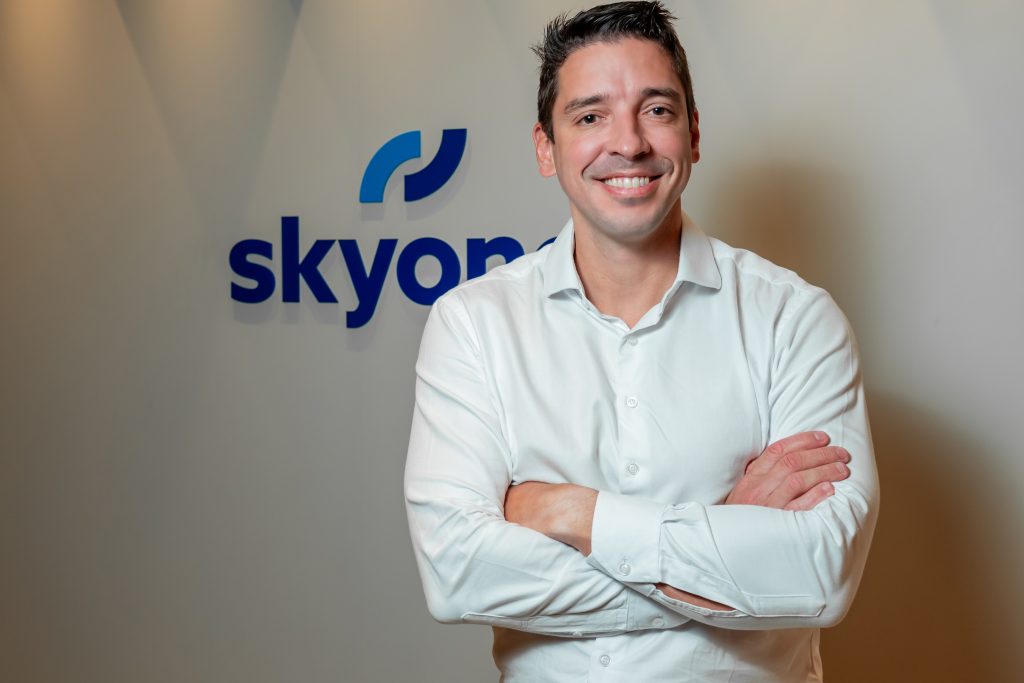 Skyone lança programa Accelerate para impulsionar uso de IA em empresas e parceiros